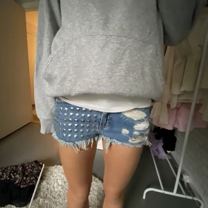 Skit snygga jeans shorts, pris kan alltid diskuteras!! - Jätte snygga jeansshorts från bikbok passar perfekt till sommaren och hösten💕 säljer pågrund av att dom inte kommer till användning 