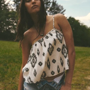 Topp från Zara  - Slutsåld topp från zara. Använd endast en gång. Mycket bra skick. Ordenarie pris 329kr