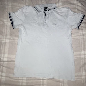 Hugo Boss Piké  - Utrensning av garderoben,  Tröjan är klart använd men i bra skick, finns en liten fläck precis vid märket på bröstet men inget som inte diskmedel löser.  För fler bilder eller frågor, skicka pm.