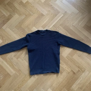 J lindeberg tröja - Säljer min coola J Lindeberg tröja, den är stickad. Den är nästan helt oanvänd utan defekter eller liknande, priset är såklart inte fast utan är alltid diskuterbart