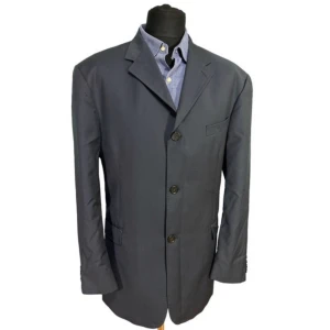 Fendi Blazer Coat  - Fendi jacka i väldigt bra skick. knapparna har några repor men inget allt för märkvärdigt. axelbredd 56cm. nypris ca 15000kr. 