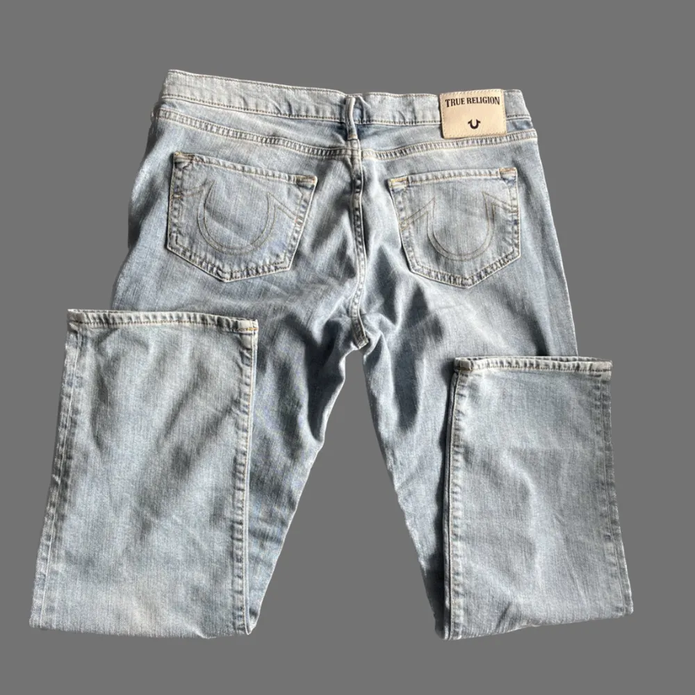 Så fina mid-rise true religion jeans! midjemåttet: 41cm tvärsöver, innerbenslängd: 68cm PS. KOLLA IGENOM MITT KONTO NI KOMMER HITTA MÅNGA Y2K OCH VINTAGE PLAGG . Jeans & Byxor.
