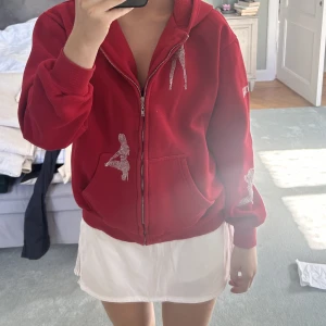 Rhinestone hoodie - Named collectives kollektion ”unrealistic deals” röd hoodie, finns små defekter, men man får ha max 3 bilder så skriv för mer info! Skulle säga att den passar 34-36! Skick 8/10 alla rhinestones är kvar och färgen är inte urtvättad❤️