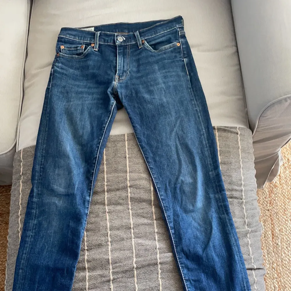 Hej, säljer dessa felfria  par Levis byxor eftersom dem är för små. Modell: Lot 511. Storlek:  Waist 30, Length 34. Original pris ca 1300🙌🏽. Jeans & Byxor.