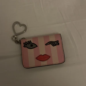 Victoria secret plånbok - Säljer denna plånboken, helt ny ej använd så mycket!💞(pris kan diskuteras)