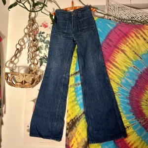 äkta 70-tal jeans  - Helt äkta 70-tals jeans. Liten i midjan, utsvängda med fickor bak och fram. Lite slitage eftersom dom är från 70-talet, därför skickar jag gärna bild. Annars otroligt stadigt och bra kvalitet denim! Super snygga oxå 