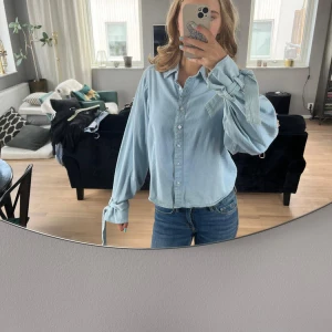 Jeansblus - Söt jeansblus från bikbok. Ballongärm med knyt längst ner.