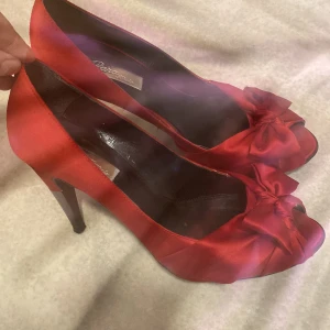 Klackskor  - Säljer mina klackskor i Strl 38, Röd, oanvänd och är nästa som ny