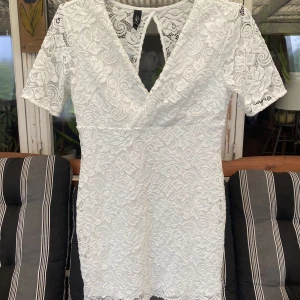 Klänning - En vit klänning som är perfekt inför kanske student eller skolavslutning.  Fint skick, inte sett några fläckar eller hål. 