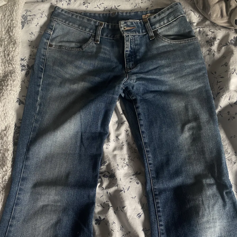 Säljer mina lågmidjade Levis jeans för att de är för långa för mig. Stick 10/10, dm för flera bilder. Sista bilden är lånad❤️. Jeans & Byxor.