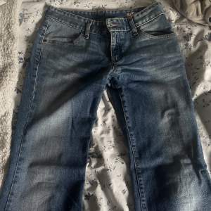 Säljer mina lågmidjade Levis jeans för att de är för långa för mig. Stick 10/10, dm för flera bilder. Sista bilden är lånad❤️