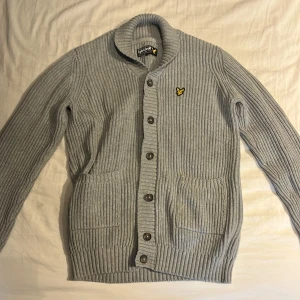 Lyle & Scott stickad cardigan  - En grå stickad Lyle & scott cardigan  Aldrig använd  Skick: 10/10