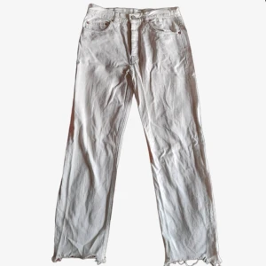Vita jeans med svarta sömmar - Vita, raka jeans med svarta sömmar som man ser tydligt på sista bilden, byxorna knäpps med knappar å inte dragkedja- midwaist men går att ha lowwaist