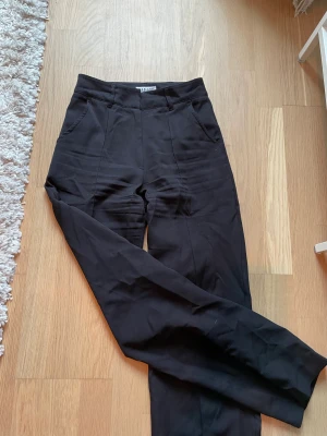 Kostymbyxor madlady - Lite noppriga men går att fixa med noppermaskin! Storlek står på bild två.