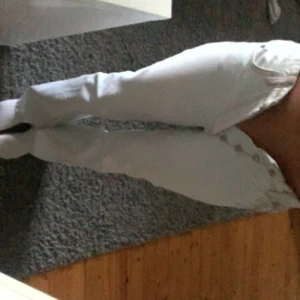 Jeans - Vit/ljusblåa jeans från zara, typ aldrig använda så som nya! Raka i modellen med medelhög midja🤍  (Rätt små i storleken så skulle säga att de är som 34/Xs, men ändå långa på mig som är 180!) 