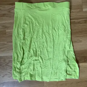 Neongrön mini kjol i Jersey tyg.  Aldrig använd, storlek s.