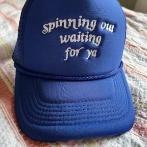 Harry styles keps - Köpte kepsen på Harry men insåg sen att jag inte passade i den.