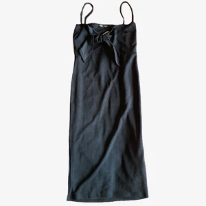 Svart klänning - Svart oanvänd klänning från boohoo, tight med knyte där fram