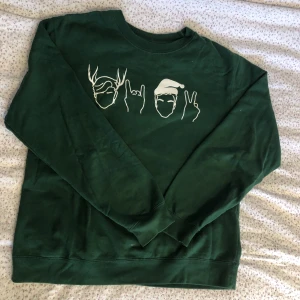 Dolan Twins merch - Säljer detta då den inte kommer till användning. Storlek M och oversized. Frakt kostar 110kr extra, M-paket Postnord.
