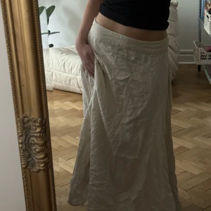 Linnekjol  - Jättefin flowig Linnekjol, lite oversized så den hänger på (mina) höfter - sååå fint!! 