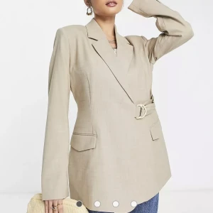 Other Stories – Beigefärgad kavaj - Säljer en jättefin kavaj från & Other Stores . Den har tyvärr inte kommit till användning. Storlek 34 men passar även 36. Nypris 1200kr. Hämtas i Vasastan, Stockholm.