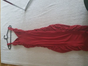 Långklänning - En jättefin långklänning fårn Asos,endast anvmnt en gång på en sittning. Nypris 199. Stolek S, mycket stretchigt material så skulle säga s-m