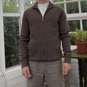 Massimo dutti tröja - Tjena! Säljer min massimo dutti tröja. Skick 7,5/10. Hör av dig vid minsta lilla fundering!