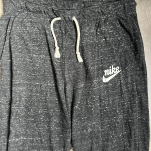 Mjukisbyxor Nike - Jättesnygga tunna mjukisbyxor från Nike som är använda några få gånger. De är som nya och normala i storlek.