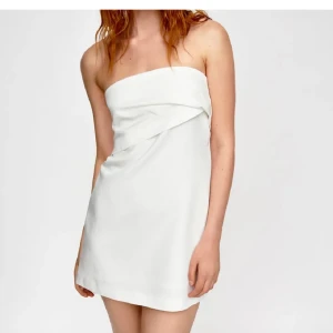 Zara festklänning - Superfin festklänning från zara. Endast använd vid 1 tillfälle så är i mycket bra skick! Köpt för 379kr❤️