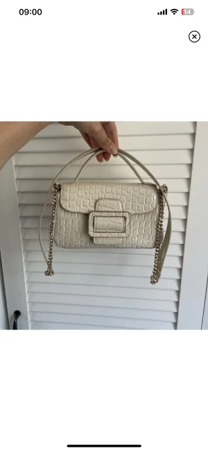 Zara väska - Säljer denna fina handväska från Zara. HELT NY! Inga skador eller slitningar. Köpt för 429kr