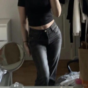 Zara mid waist jeans  - Säljer mina fina zara jeans då de tyvärr har blivit för småa på mig. Är knappt använda och köpta för 499kr. 