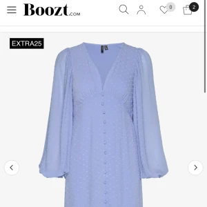 Helt oanvänd - Då jag inte orkade skicka tillbaka den här klänningen vart sen kvar hemma, helt oanvänd pris lapp sitter kvar på klänningen. Super fina passade bara inte mig