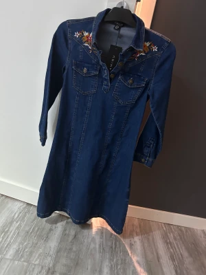 Klänning - Jeans klänning från amusi aldrig använd. Normal i storlek.