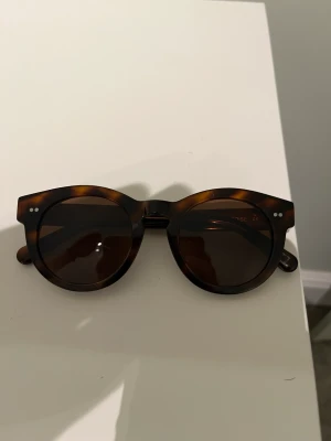 Chimi solglasögon - Hej säljer dessa fräscha solglasögon från Chimi i modellen 003 i färge tortodise har tyvär inget fodral utan endast glasögonen medkommer nypris ligger på ca 1300 kr och de är i bra skick endast några minimala repor på glaset priset är ej hugget i sten