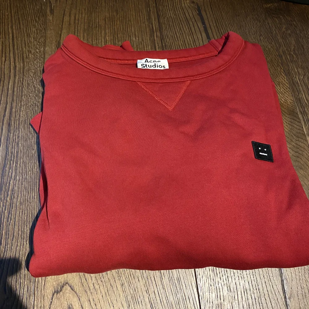 Hej, säljer en sweatshirt från Acne Studios i röd färg. Den är i bra skick. Påse medkommer. Nypris över 3000kr. Storlek XL men passar även L. Pris inte hugget i sten. Hör av dig vid intresse. . Tröjor & Koftor.