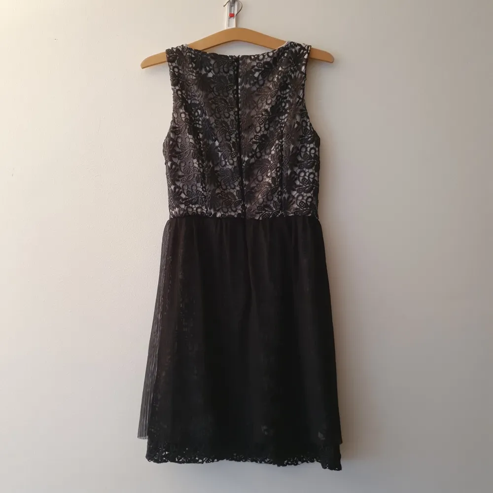 Knappt använd klänning från French Collection i storlek 38.. Klänningar.