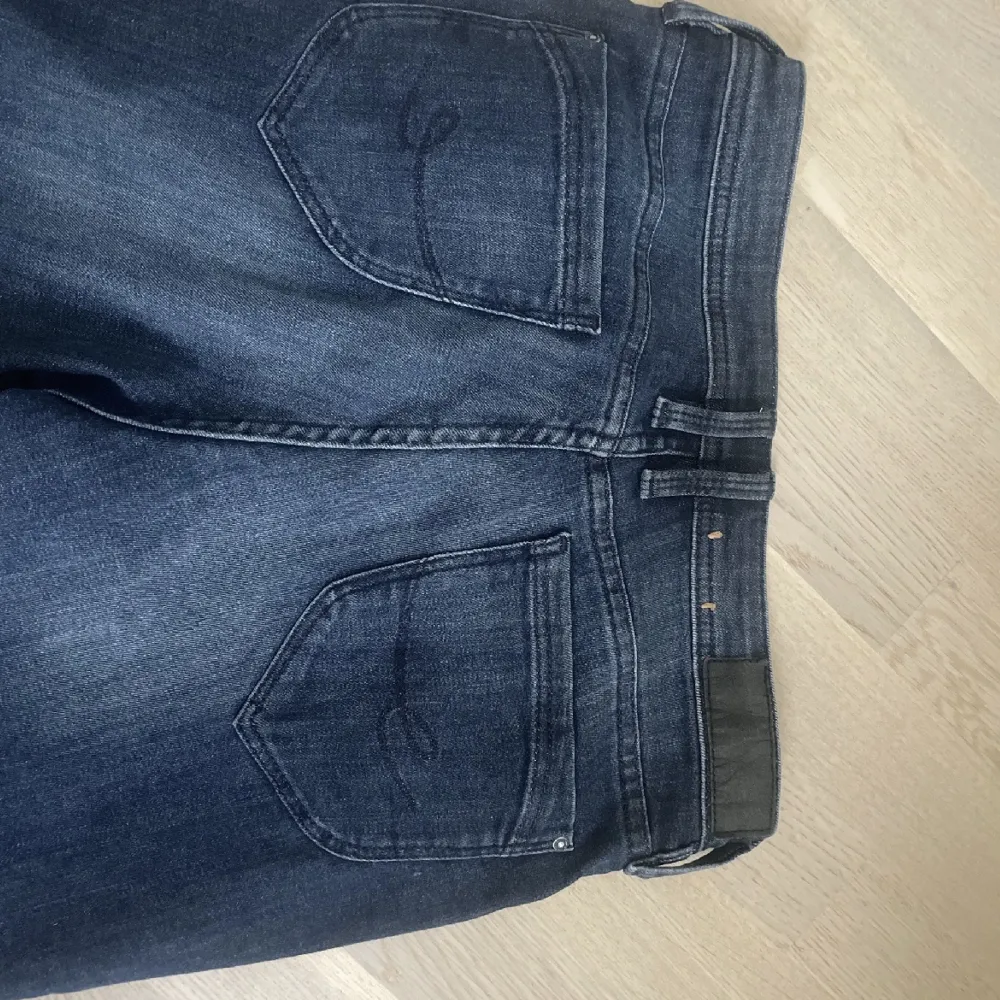 snygga lågmidjade jeans tyvärr förstora för mig. bilderna är av förra användaren (ska passa någon som är typ 165 cm! 🩷. Jeans & Byxor.