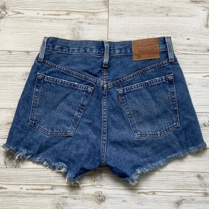 501 Levi’s shorts - Helt nya oanvända 501 Levi’s shorts i fin vintageblå färg 💙 Nypris cirka 600kr. 