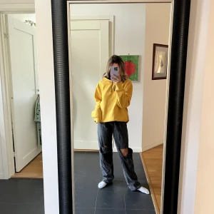 Gul oversized hoodie  - Extremt skön hoodie från H&M. Endast använd enstaka gånger hemma. Kommer tyvärr inte till användning. 100kr eller högsta bud. Köparen står för frakt