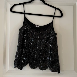 Svart topp BikBok - En snygg svart festtopp från BikBok. Paljetter på framsidan.