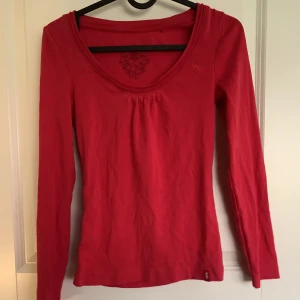 Röd topp - Jätte fin röd topp! Helt ny aldrig använd men lappen är borta. 