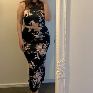 Set kjol + topp - Storlek M/L pris 200kr