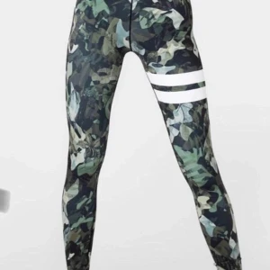 Stronger tights - Säljer mina stronger byxor i storlek S på grund av att dem inte används längre en liten defekt längst ner på vänster ben se bild 3