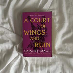 A court of wings and ruin av sarah j maas på engelska. Skrynklig rygg men annars i bra skick! Paperback.