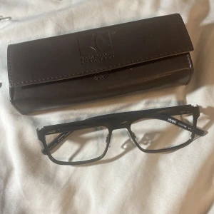 Hugoboss båge - Båge utan glas men med fodral.