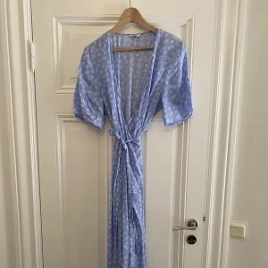 Omlottklänning - Omlottklänning från envii. Sparsamt använd. Storlek L men skulle även säga att den passar M.