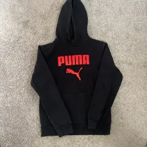 Säljer nu denna puma hoodie i storlek 152. Säljer av skäl att den inte kommer till användning. Jätte bra skick❤️. Pris går att diskuteras❤️. 