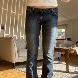 WranglerJeans Bootcut  - Fina lågmidjade Wranglerjeans i fin mörk tvätt🤝 Midjemått rakt över: 40cm Innerbenslängd: 80cm