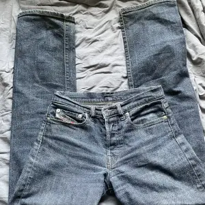 Mörkblå midwaist raka jeans från diesel. Ena fickan har ett märke från att mobilen legat där, syns på sista bilden! Annars superfina! Hör av dig om du har frågor😊