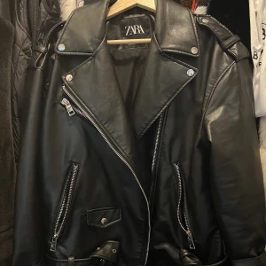 Oversized skinnjacka  - Fake skinn jacka från Zara som använts ett fåtal gånger men som jag nu säljer då den inte passar mig stilmässigt längre. Oversized fast än den är en XS. På mig som är 160, går den precis nedanför höfterna. 